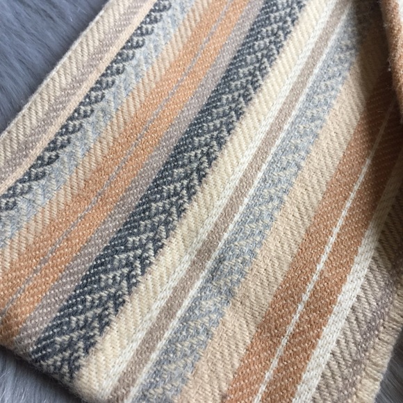 Cream & gray woven scarf with linear print - Picture 3 of 3